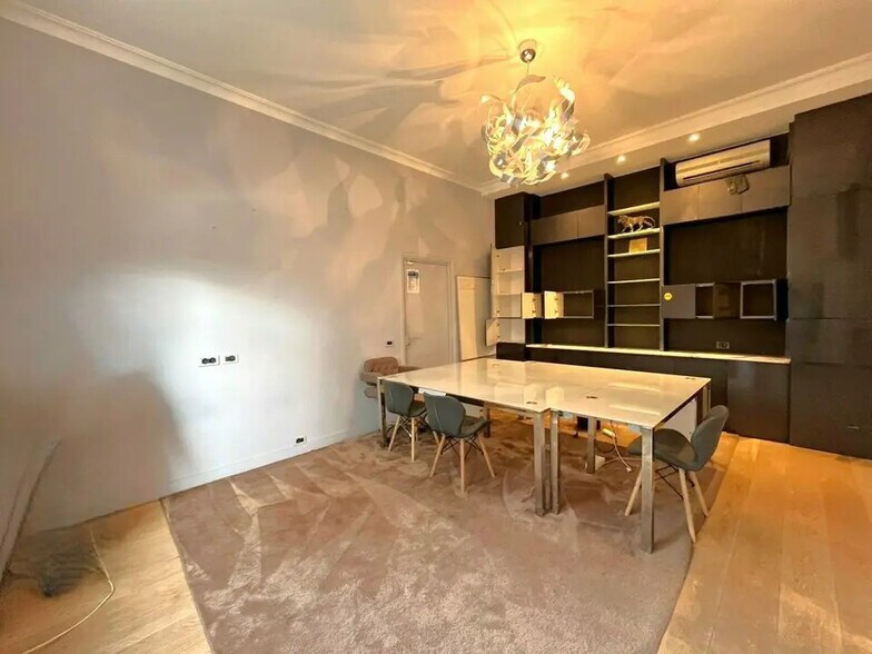 Retail in Antibes for lease - Interior Photo - Image 2 of 11