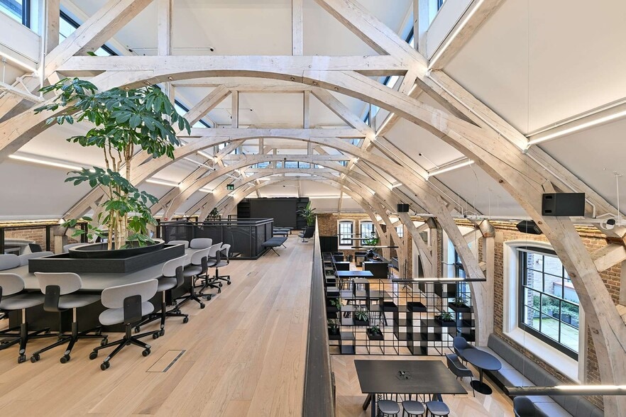 18 Vine Hl, London for lease - Interior Photo - Image 2 of 12