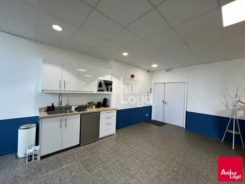 Office in Saint-Jacques-de-la-Lande for lease - Building Photo - Image 3 of 6