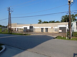 3902 Creekmont Dr, Houston, TX for lease Building Photo- Image 2 of 8