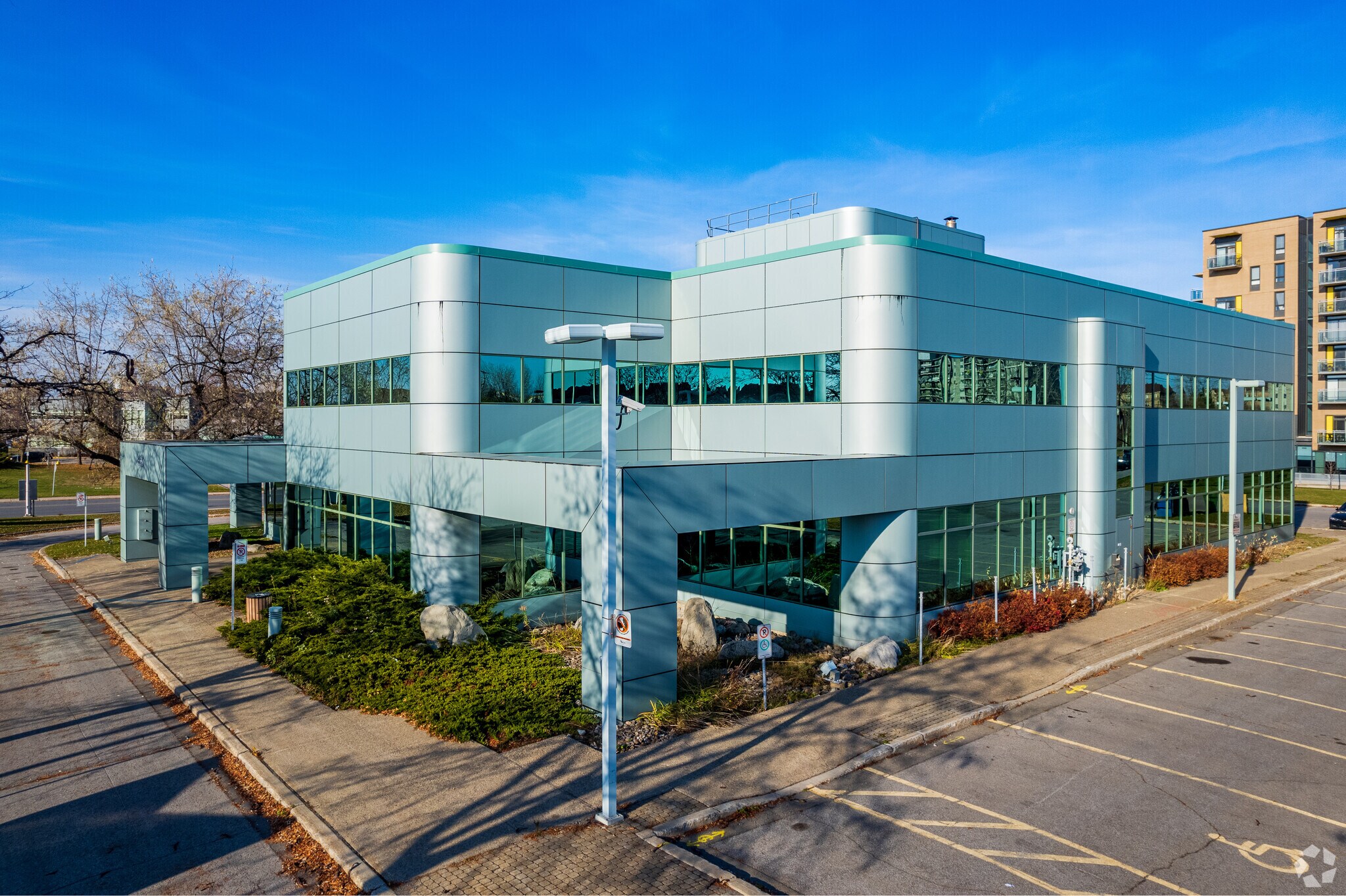 1555 Boul Chomedey, Laval, QC H7V 3Z1 Office for Lease