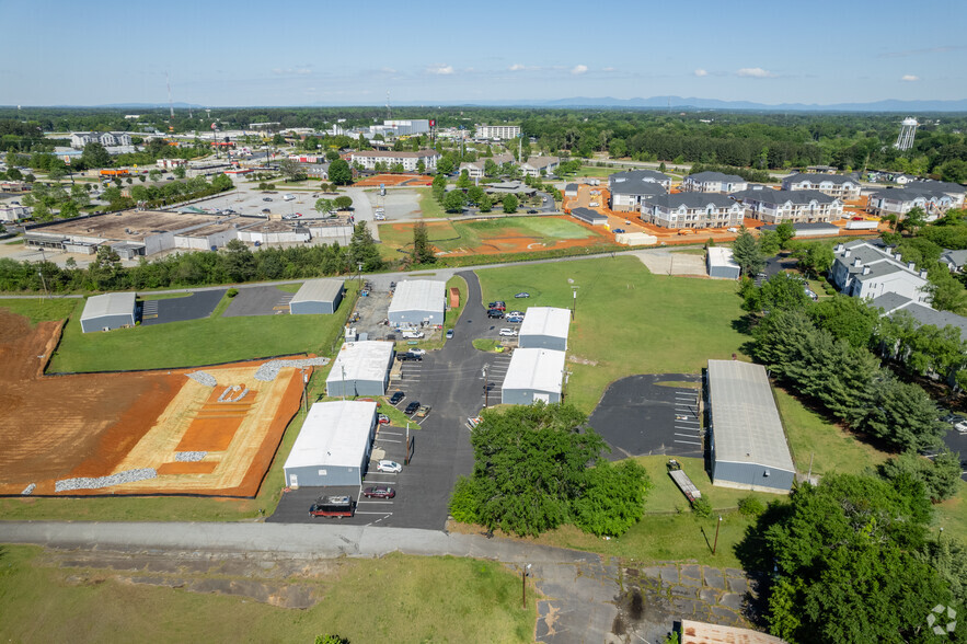 400 Westbrook Ct, Spartanburg, SC for lease - Building Photo - Image 2 of 21