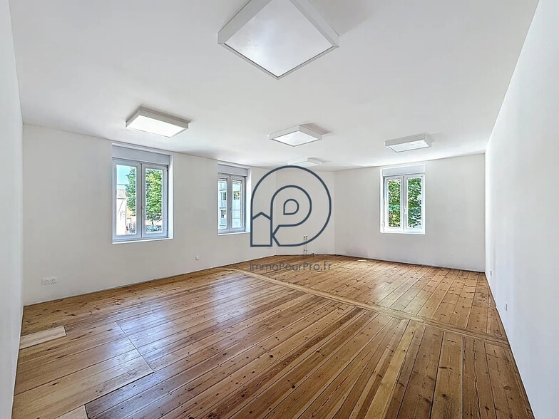 Office in La Madeleine for sale - Interior Photo - Image 2 of 11