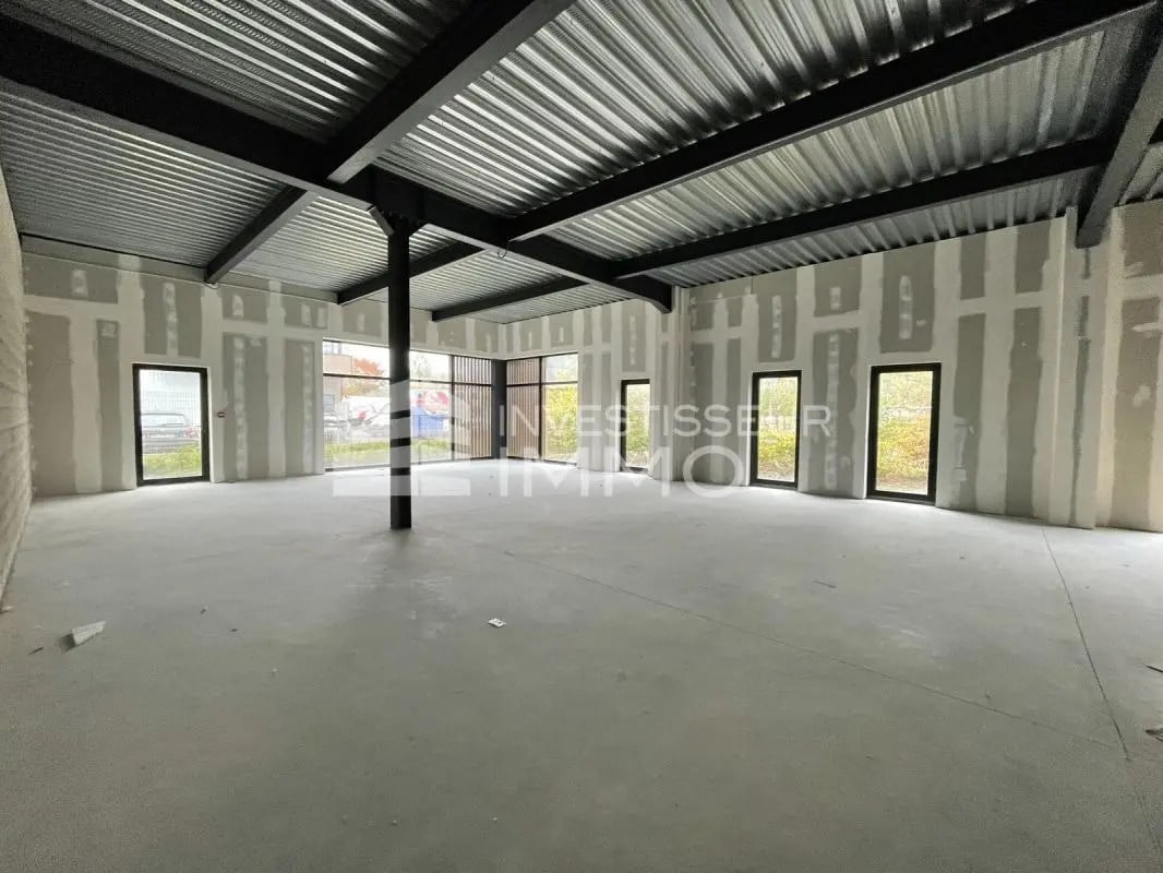 Retail in Servon for lease Building Photo- Image 1 of 4