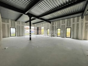 Retail in Servon for lease Building Photo- Image 1 of 4