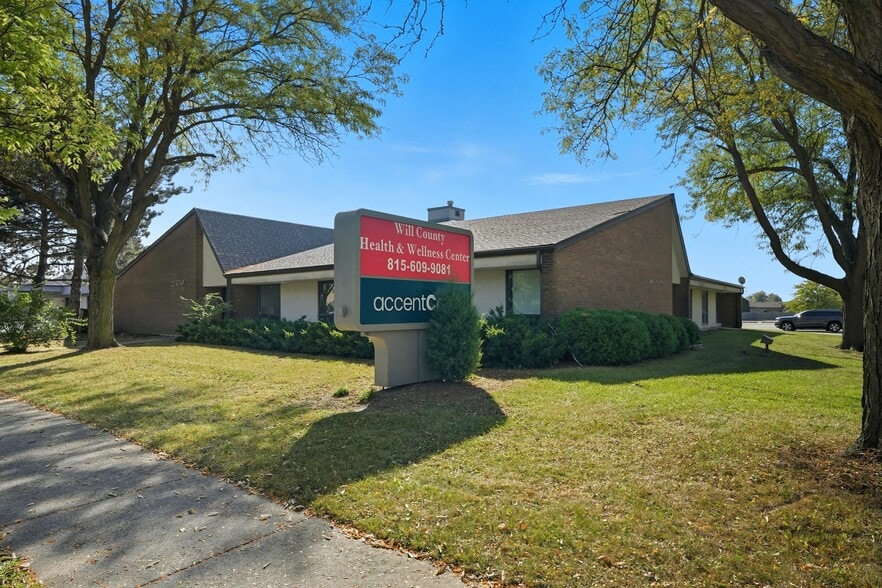 2450 Glenwood Ave, Joliet, IL for lease - Building Photo - Image 1 of 12