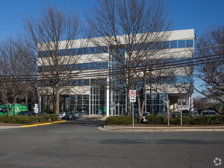 2841 Hartland Rd, Falls Church, VA for sale - Primary Photo - Image 1 of 14