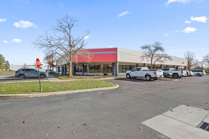 27200 Haggerty Rd, Farmington Hills, MI for lease - Building Photo - Image 2 of 13