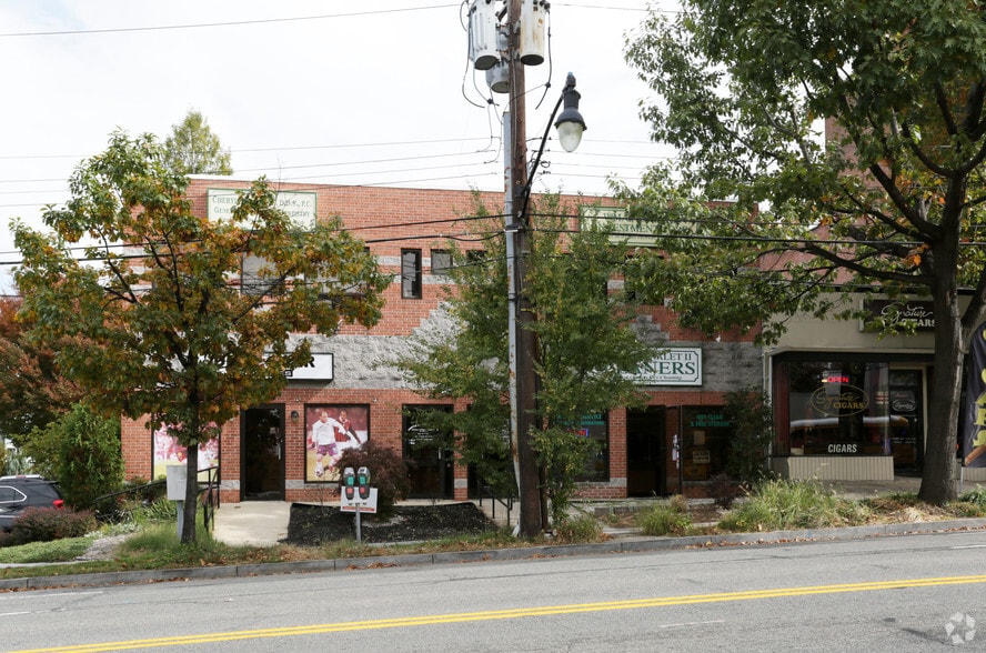4837 Wisconsin Ave NW, Washington, DC for lease - Building Photo - Image 3 of 4