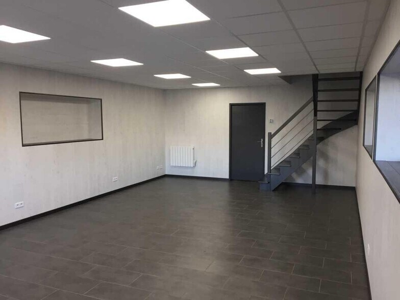 Office in Sars-et-Rosières for lease - Interior Photo - Image 2 of 4