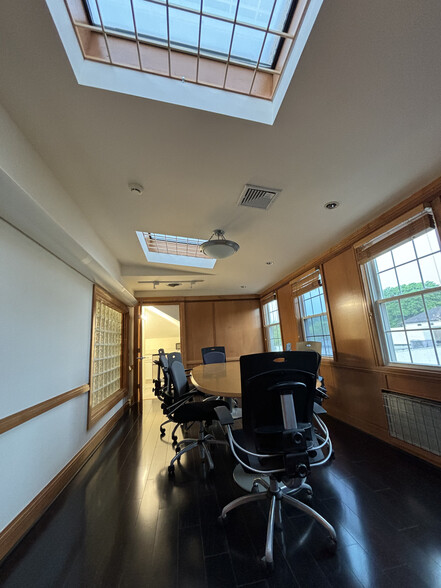 10 Bay St, Westport, CT for lease - Interior Photo - Image 3 of 9