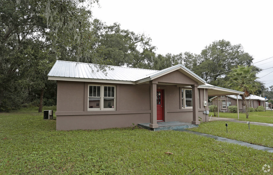 120 S Palm Ave, Palatka, FL for lease - Primary Photo - Image 1 of 6