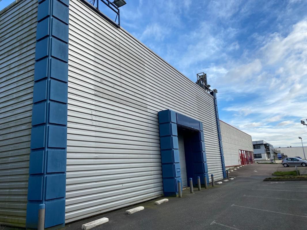 Retail in Saint-Martin-des-Champs for lease Building Photo- Image 1 of 3