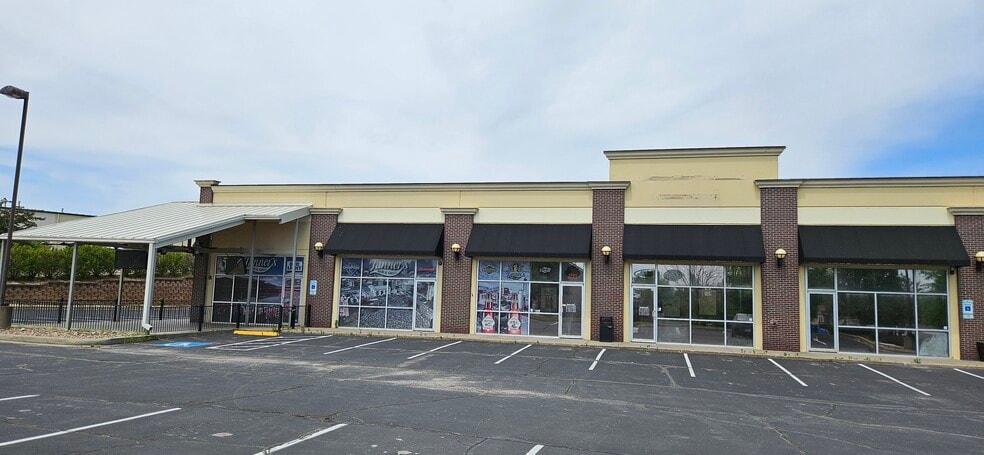 2701A-2701G Running Horse Rd, Kansas City, MO for lease - Building Photo - Image 1 of 2