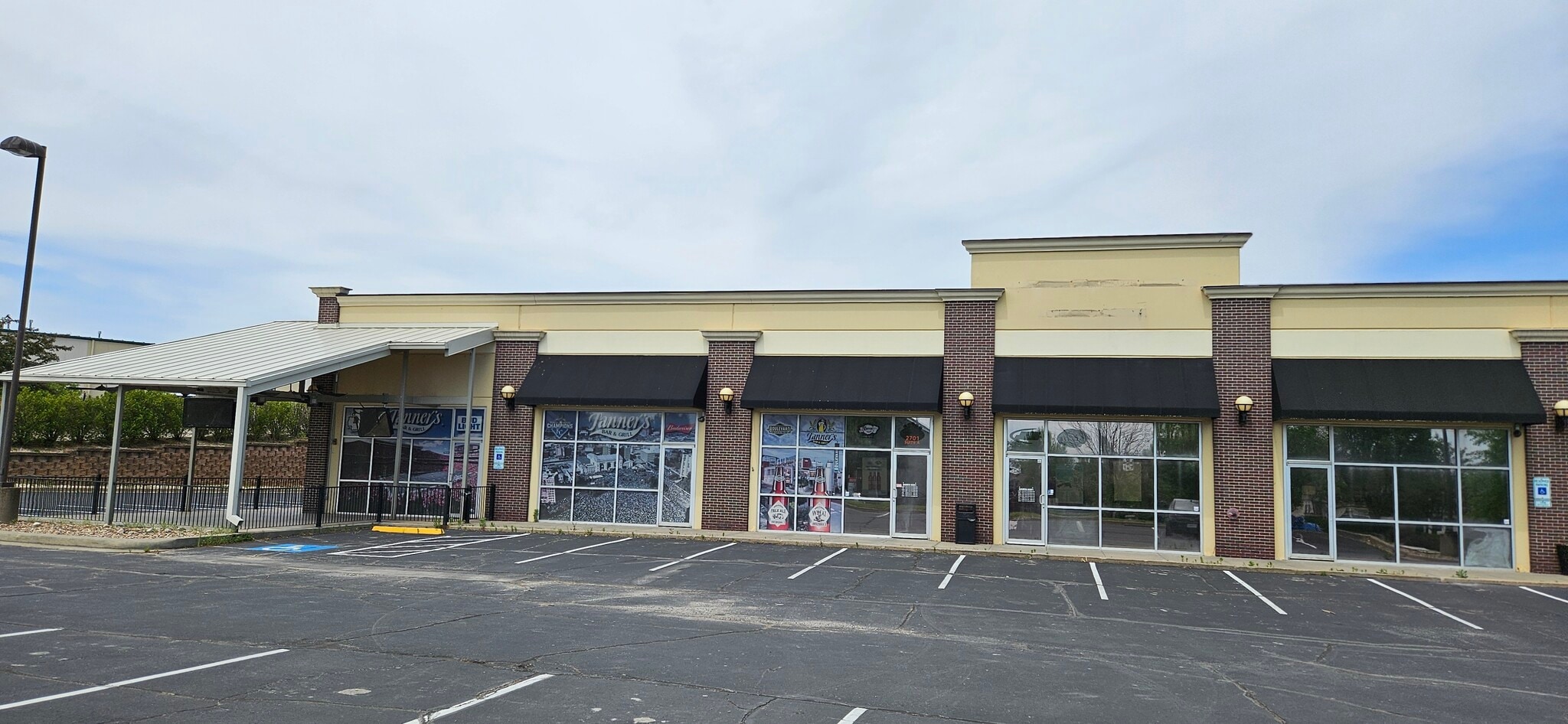 2701A-2701G Running Horse Rd, Kansas City, MO for lease Building Photo- Image 1 of 3