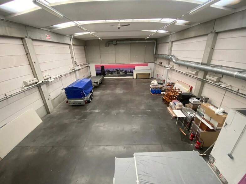 Flex in Meyzieu for lease - Interior Photo - Image 3 of 3