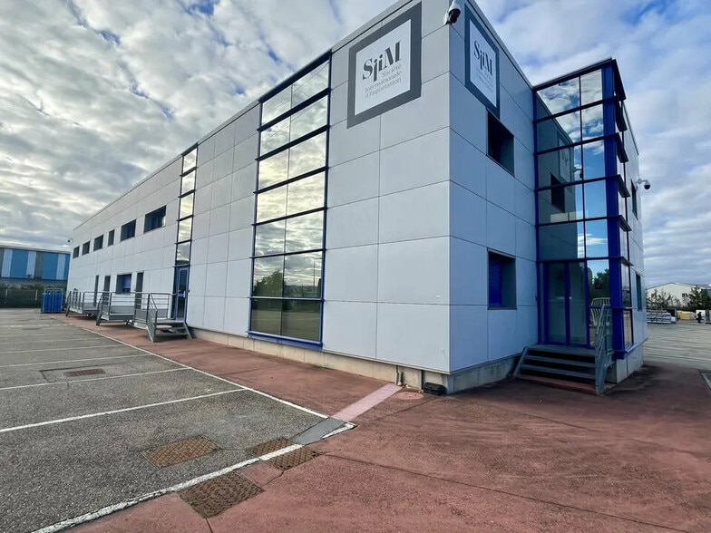 Office in Sorgues for lease - Building Photo - Image 1 of 8