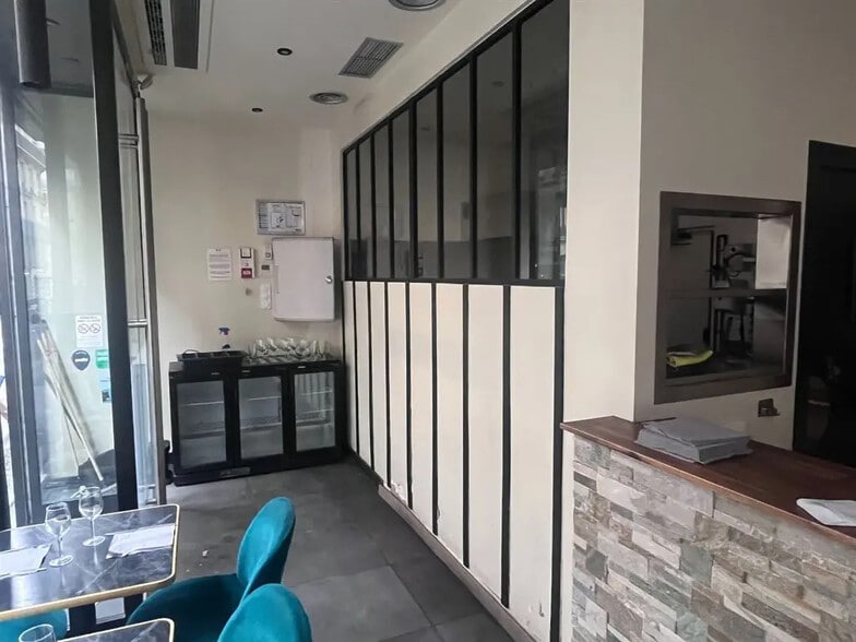 Retail in Paris for lease - Building Photo - Image 1 of 8