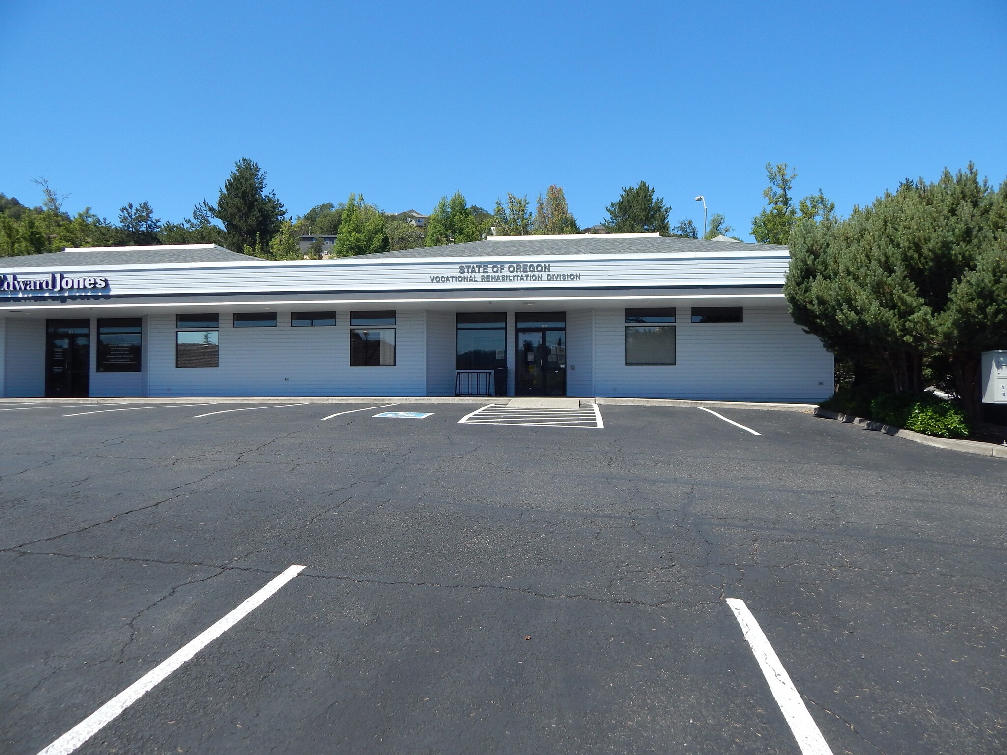 2020-2040 NW Newcastle St, Roseburg, OR for lease Building Photo- Image 1 of 18
