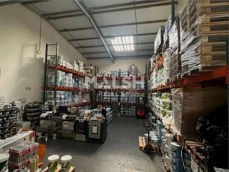 Office in Vaulx-en-Velin for lease - Building Photo - Image 3 of 7