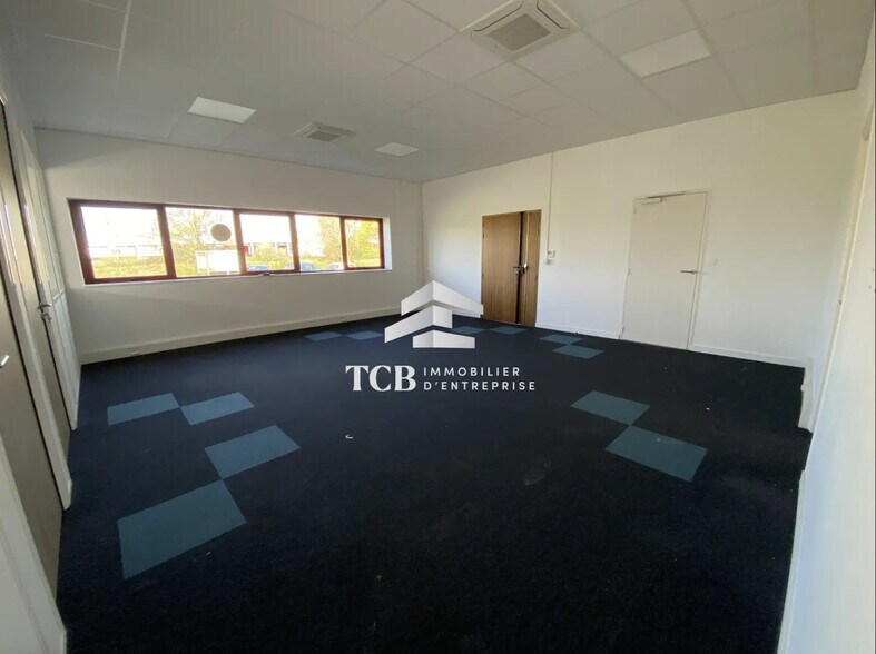 Flex in Sainte-Luce-sur-Loire for lease - Interior Photo - Image 1 of 9