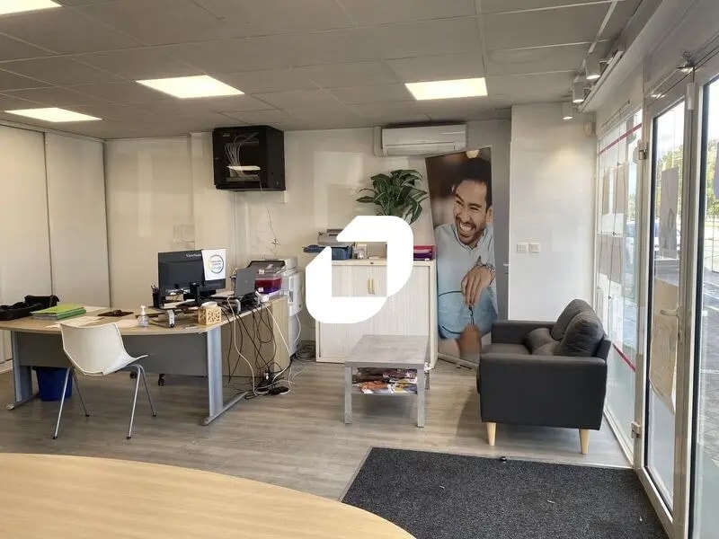 Office in VILLENAVE-D'ORNON for lease Interior Photo- Image 1 of 9