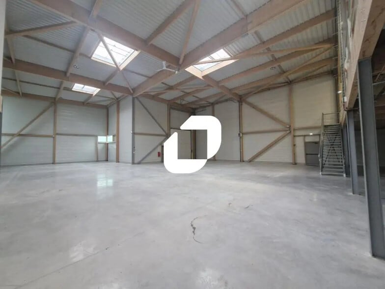 Flex in Courtry for lease - Interior Photo - Image 2 of 7