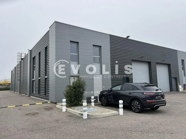 Office in Genas for lease - Building Photo - Image 2 of 14