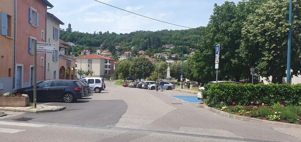 Retail in Miribel for lease - Building Photo - Image 1 of 2