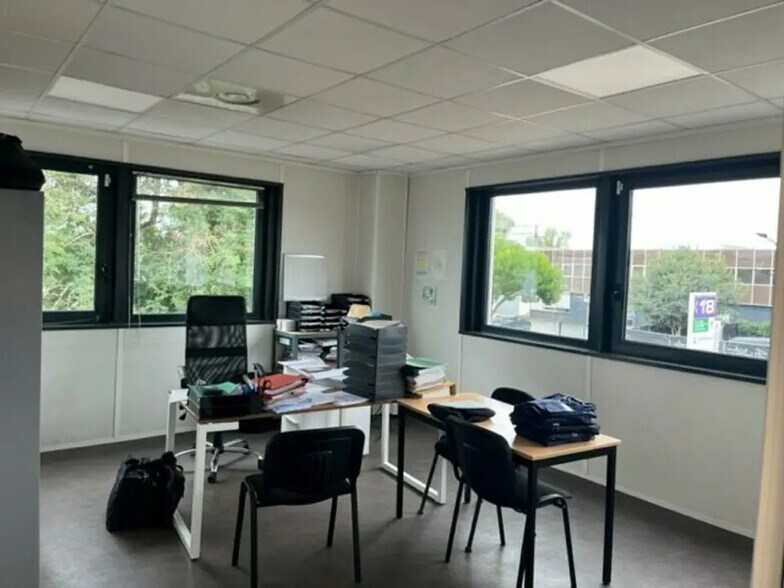 Flex in Bordeaux for lease - Interior Photo - Image 3 of 5