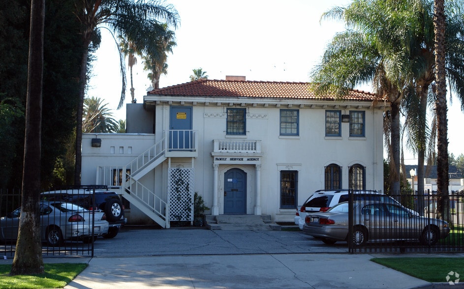 1661-1669 N E St. San Bernardino, CA 924 portfolio of 2 properties for sale on LoopNet.com - Primary Photo - Image 2 of 2