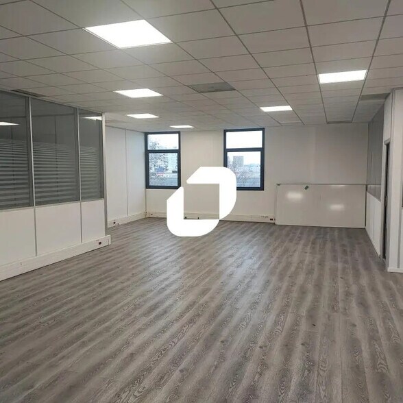 Flex in Créteil for lease - Interior Photo - Image 3 of 11