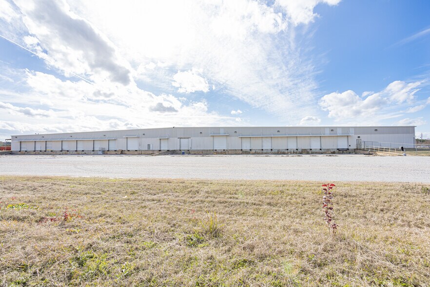 942 W Park Dr, Selma, AL for lease - Building Photo - Image 2 of 19