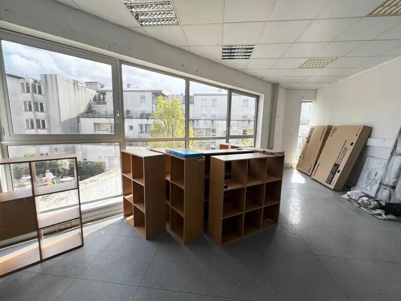 Flex in Paris for lease - Interior Photo - Image 3 of 4