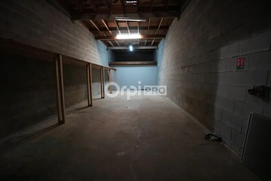 Flex in Arc-sur-Tille for lease - Interior Photo - Image 3 of 10