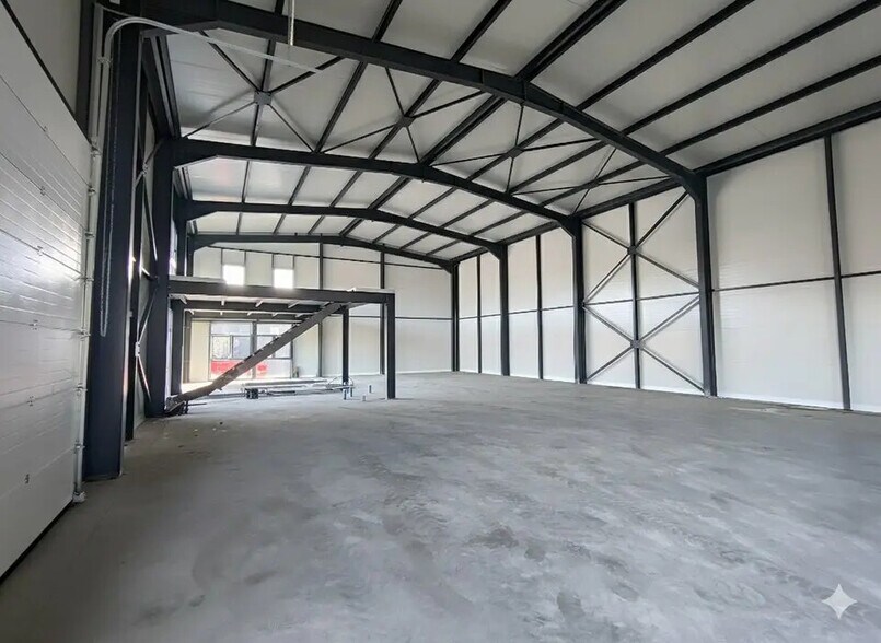 Flex in Bourgoin-Jallieu for lease - Interior Photo - Image 3 of 4