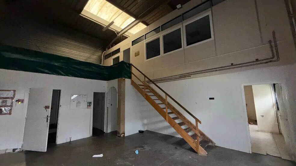 Flex in Châtillon for sale - Building Photo - Image 2 of 8