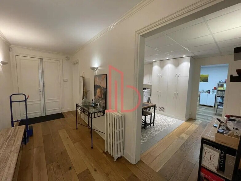 Office in Bordeaux for lease - Interior Photo - Image 2 of 3