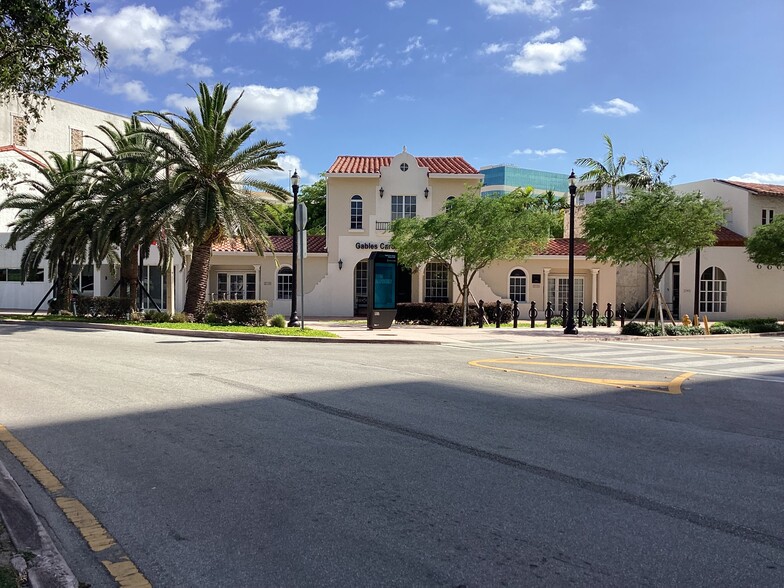 2735 Ponce de Leon Blvd, Coral Gables, FL for sale - Building Photo - Image 1 of 1