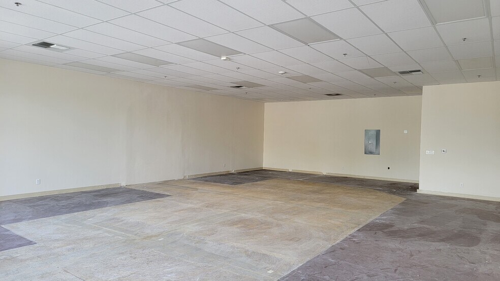 971 Gray Ave, Yuba City, CA for lease - Interior Photo - Image 2 of 18