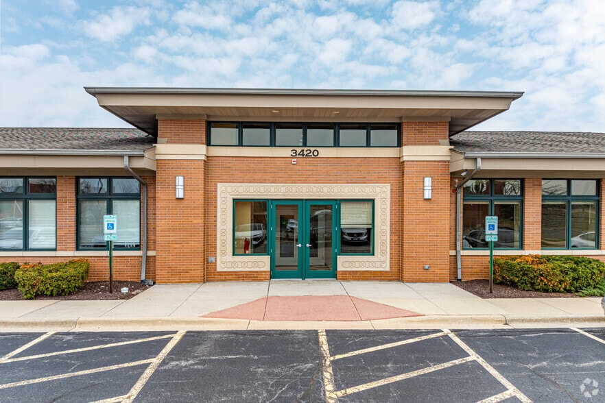 3420 Lacrosse Ln, Naperville, IL for lease - Building Photo - Image 3 of 15