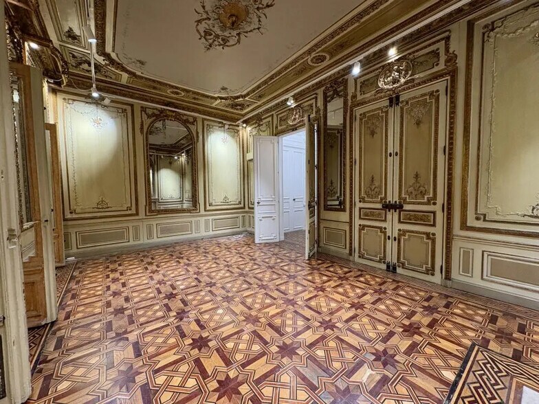 Retail in Marseille for lease - Interior Photo - Image 3 of 13