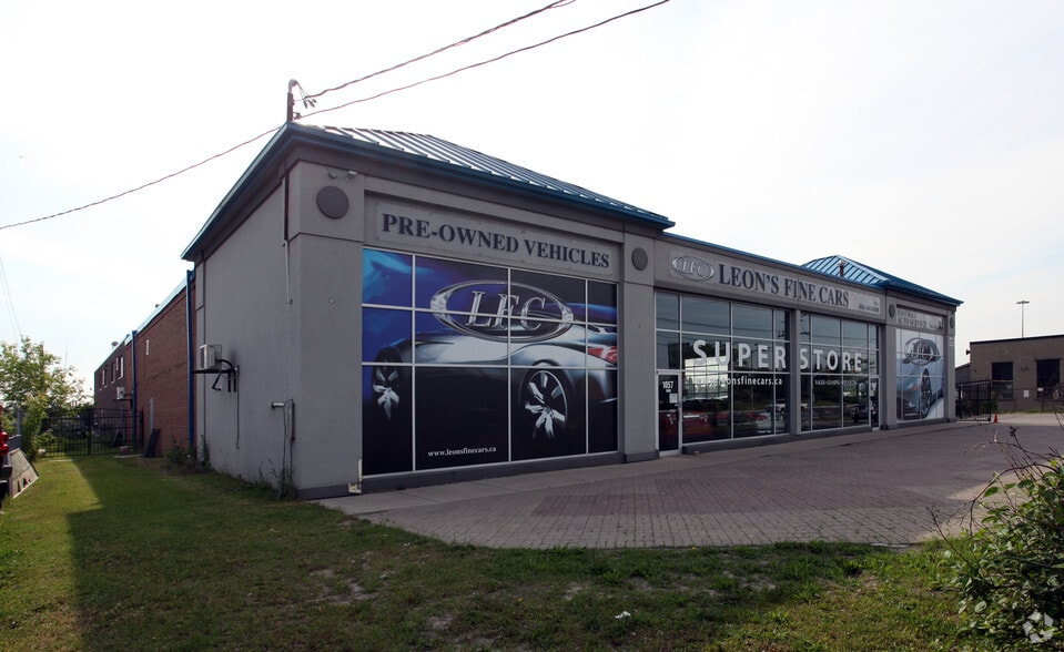 1057 Martin Grove Rd, Toronto, ON for sale - Primary Photo - Image 1 of 1