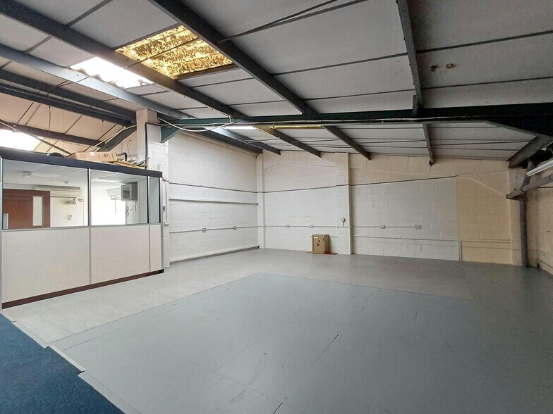 Rutherford Way, Crawley for lease - Building Photo - Image 3 of 5