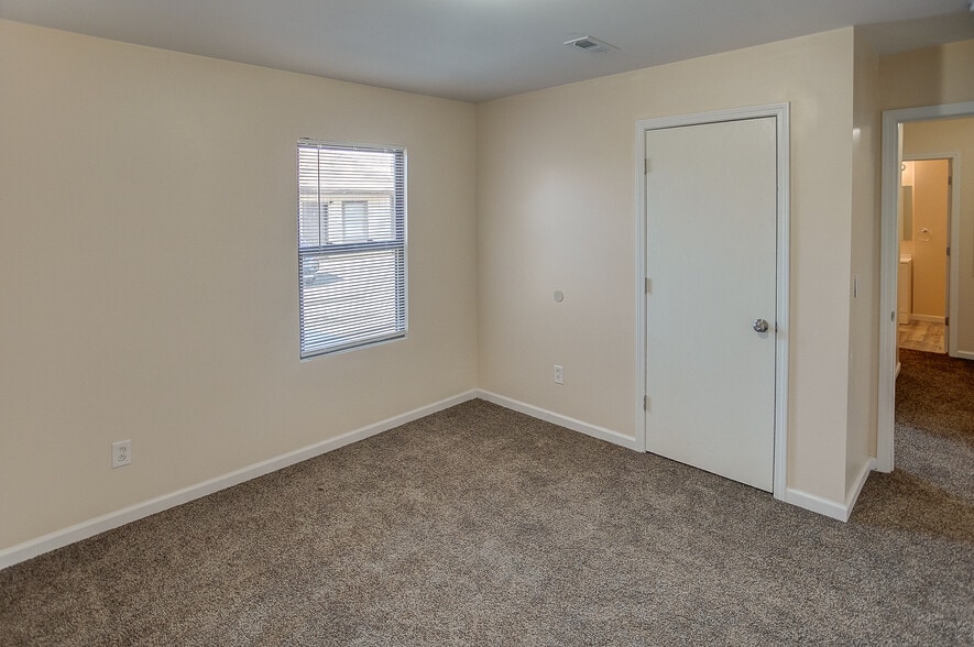 3503 Falling Springs Rd, Cahokia, IL for sale - Interior Photo - Image 3 of 4