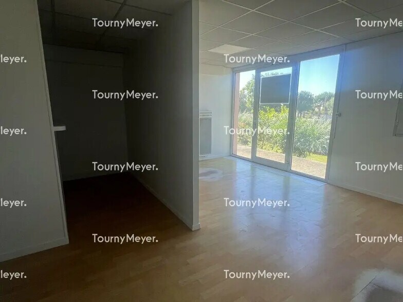 Office in Bayonne for lease - Interior Photo - Image 3 of 18