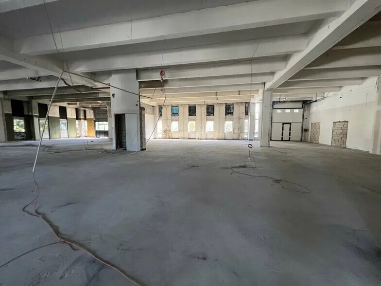 Flex in Rungis for lease - Interior Photo - Image 1 of 3