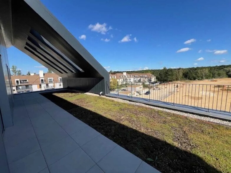 Flex in Plaisir for lease - Interior Photo - Image 2 of 20