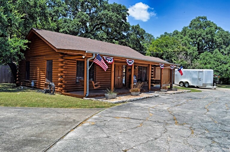 631 S Colorado St, Lockhart, TX for sale Primary Photo- Image 1 of 1