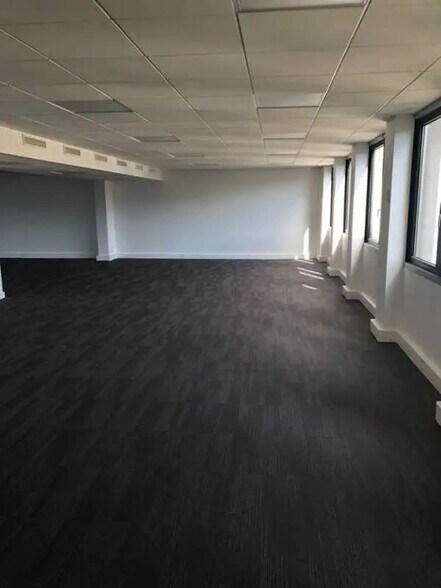 Office in Charenton-le-Pont for lease - Interior Photo - Image 3 of 7